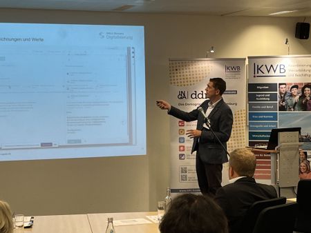 Dr. Danile Beck erklärt die Präsentation am Beamer,