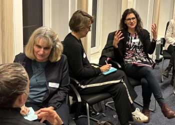 Frauen in Kleingruppen im Gespräch