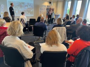 Sven Neumann am Rednerpult vor dem Publikum