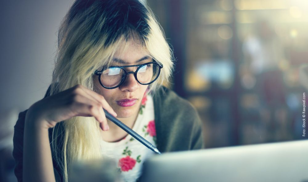 Bild: Frau schaut in einen Bildschirm
