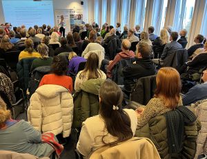 Blick vom hintern Publikum auf die Bühne