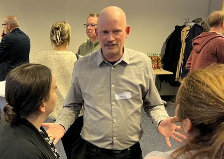 Michael Grenz im Gespräch mit Teilnehmenden