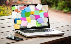 Laptop mit Post-its