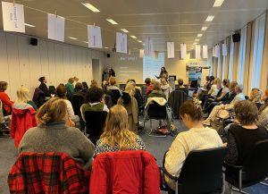 Blick über das Publikum zum Vortrag von Dr. Rita Panesar